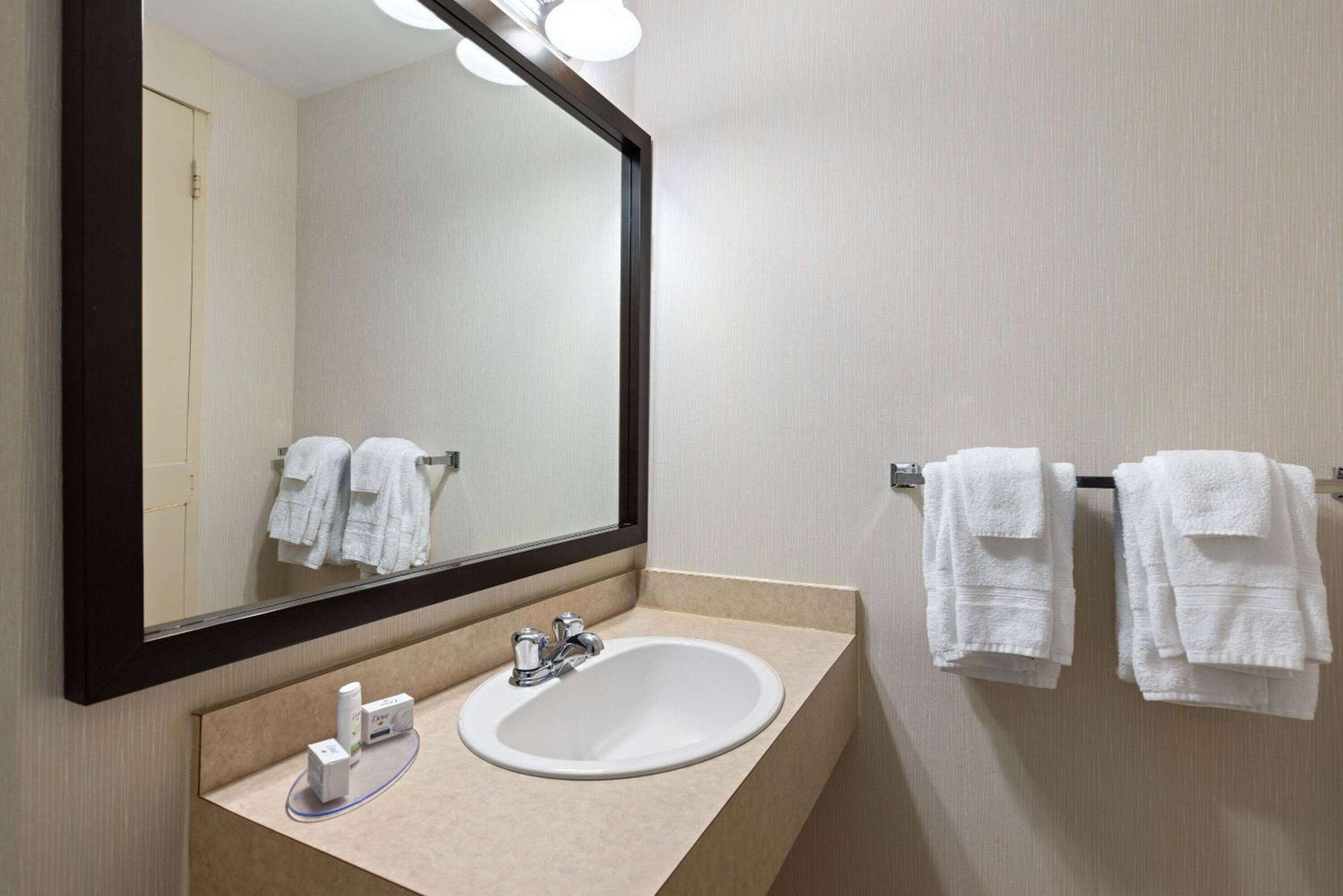 Thunder Bay Vacations - Travelodge by Wyndham Thunder Bay ON - Property Image 2