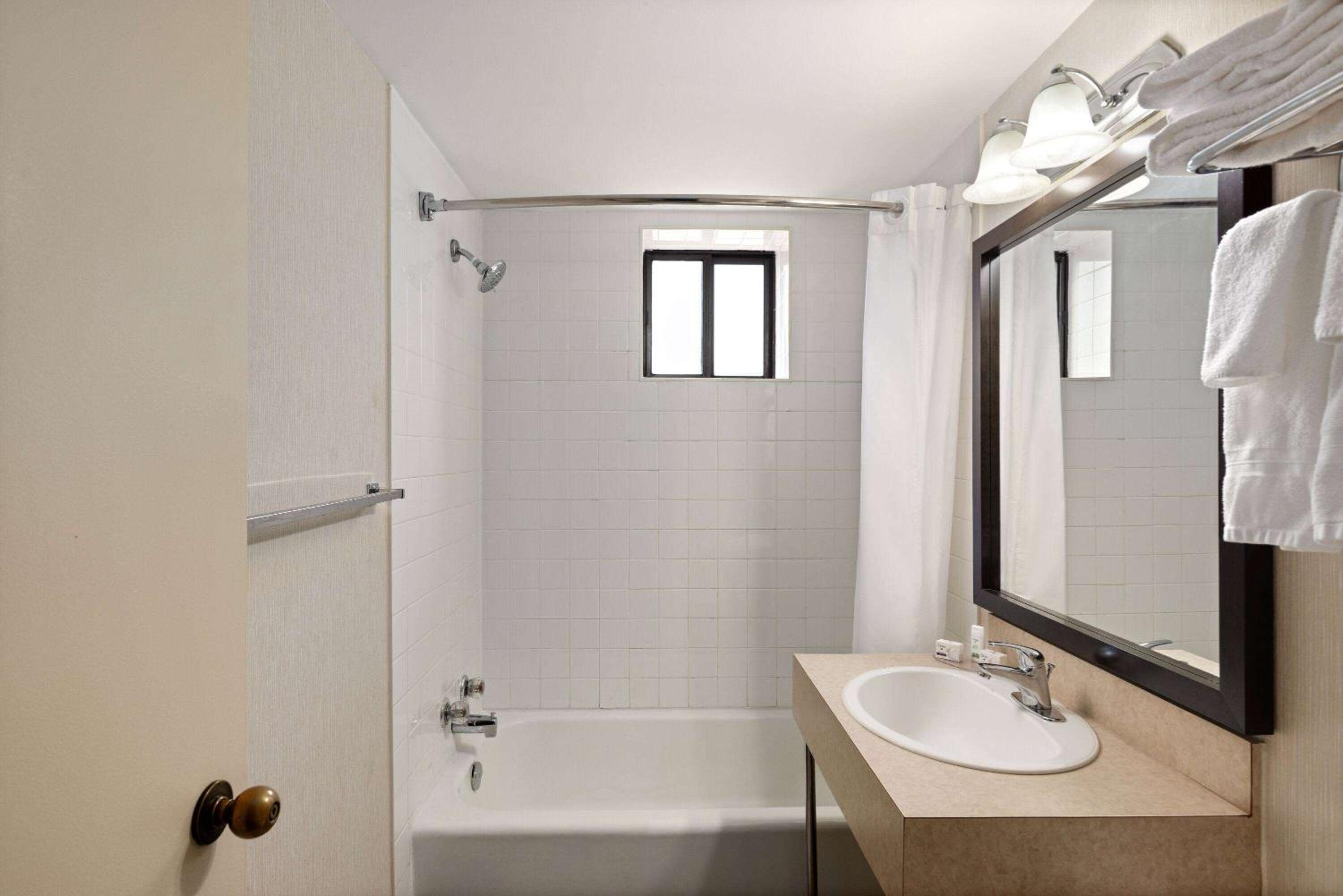 Thunder Bay Vacations - Travelodge by Wyndham Thunder Bay ON - Property Image 3