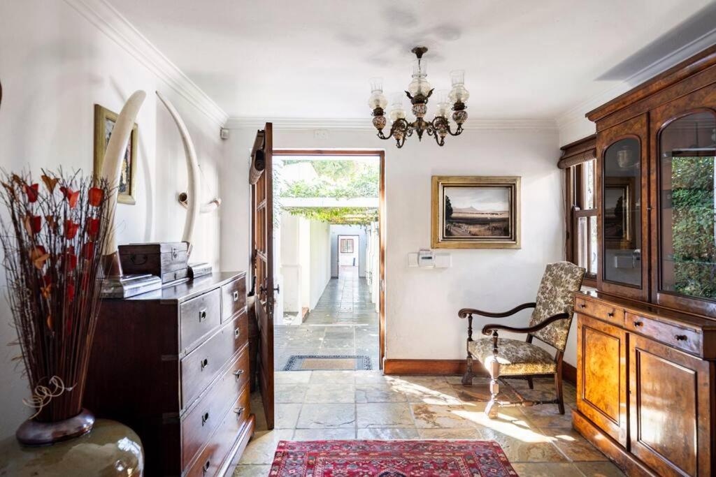 Picturesque Garden Villa, Illovo House