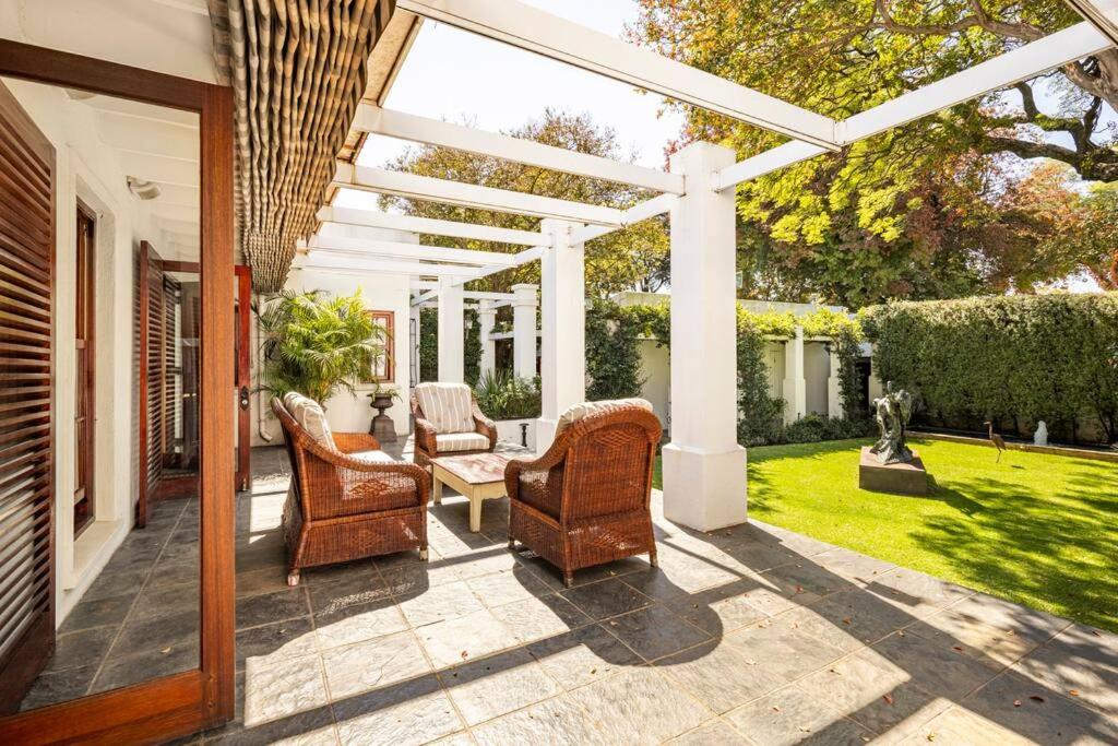 Picturesque Garden Villa, Illovo House