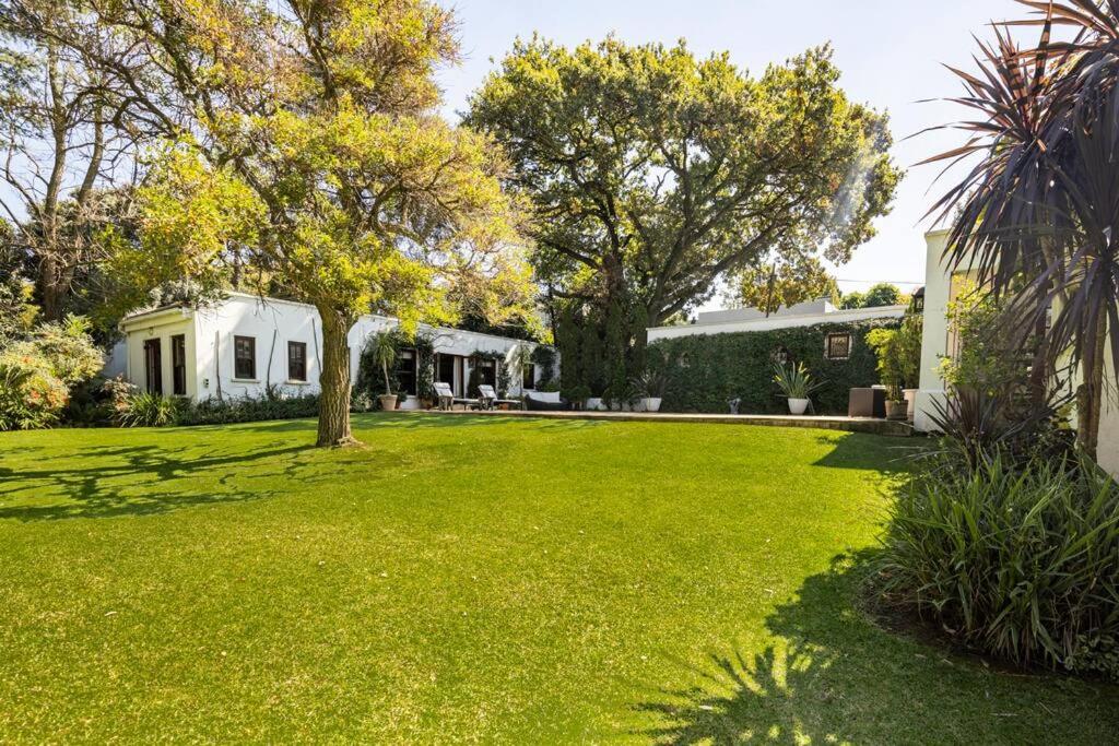 Picturesque Garden Villa, Illovo House