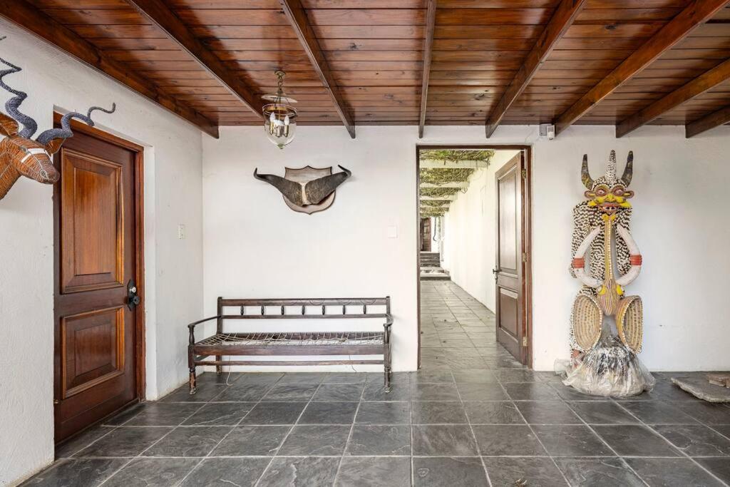 Picturesque Garden Villa, Illovo House
