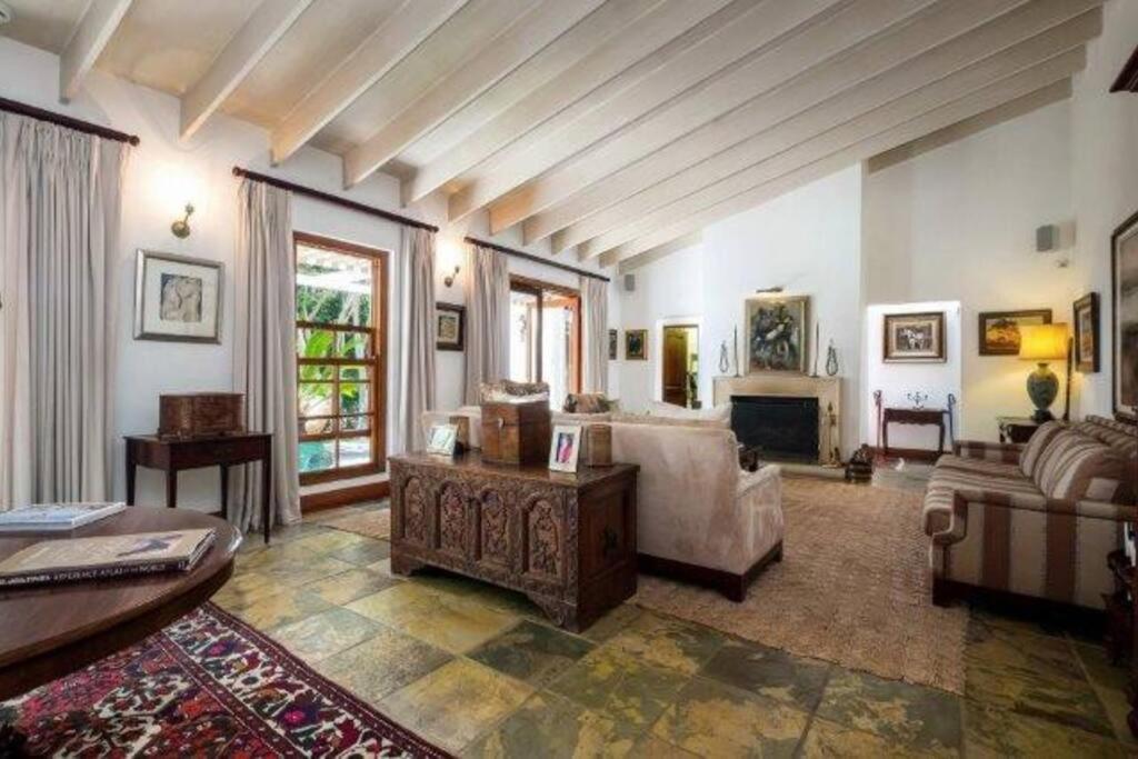 Picturesque Garden Villa, Illovo House