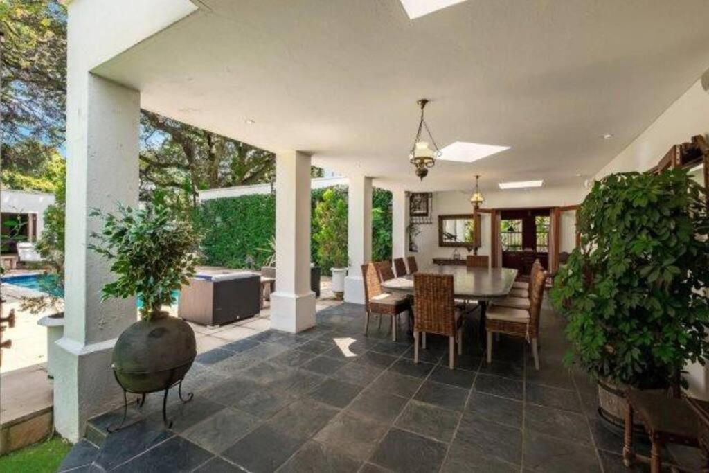 Picturesque Garden Villa, Illovo House