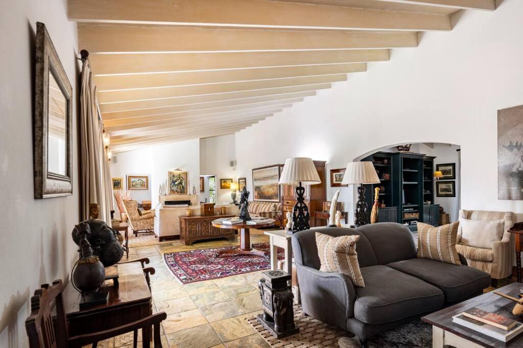 Picturesque Garden Villa, Illovo House