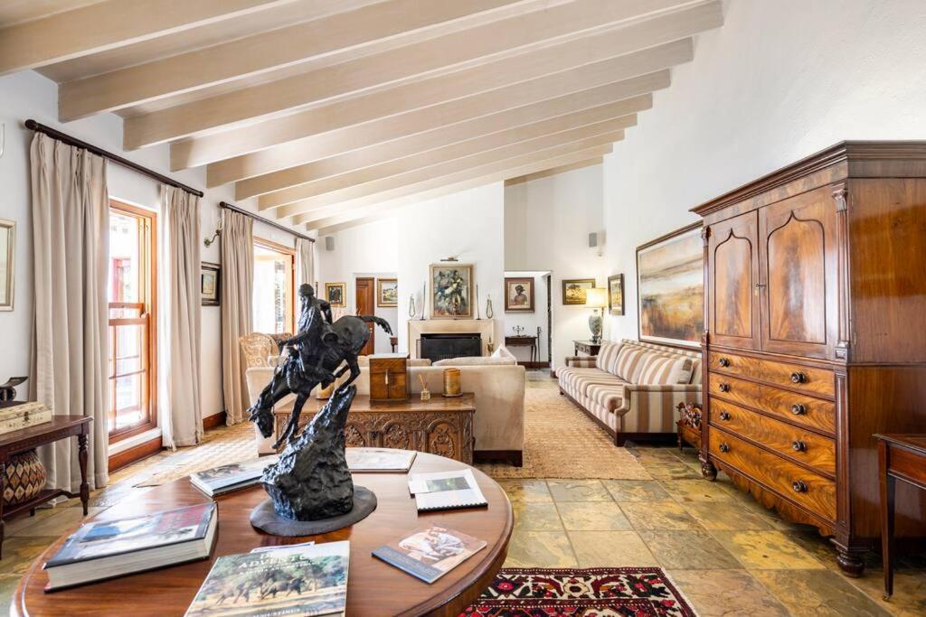 Picturesque Garden Villa, Illovo House