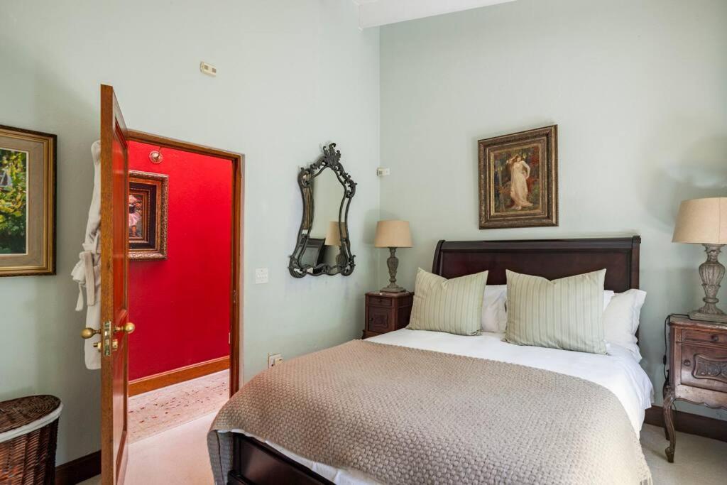 Picturesque Garden Villa, Illovo House