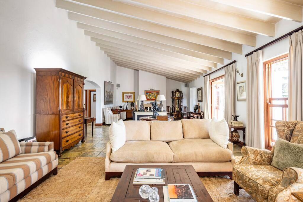 Picturesque Garden Villa, Illovo House