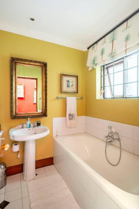 Picturesque Garden Villa, Illovo House