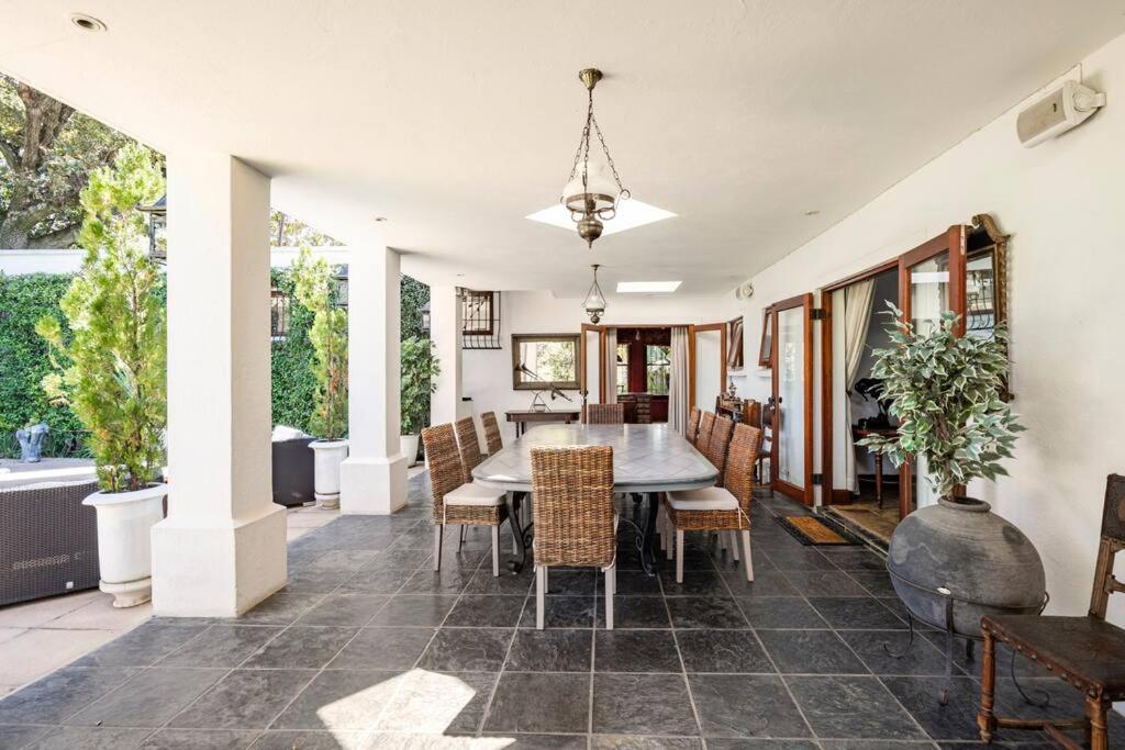 Picturesque Garden Villa, Illovo House