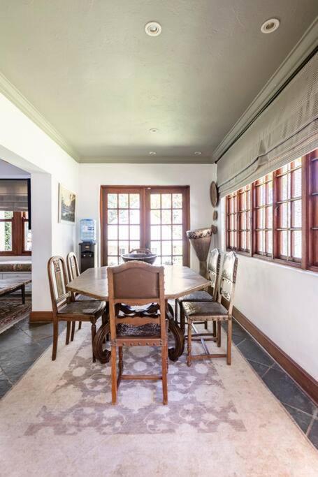 Picturesque Garden Villa, Illovo House