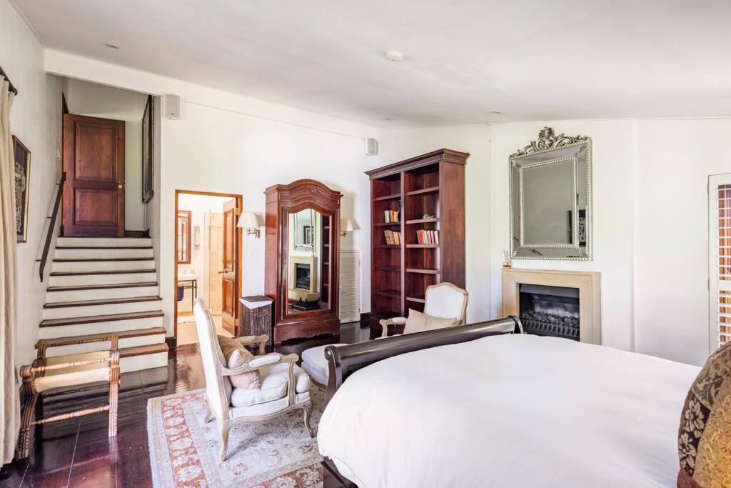 Picturesque Garden Villa, Illovo House
