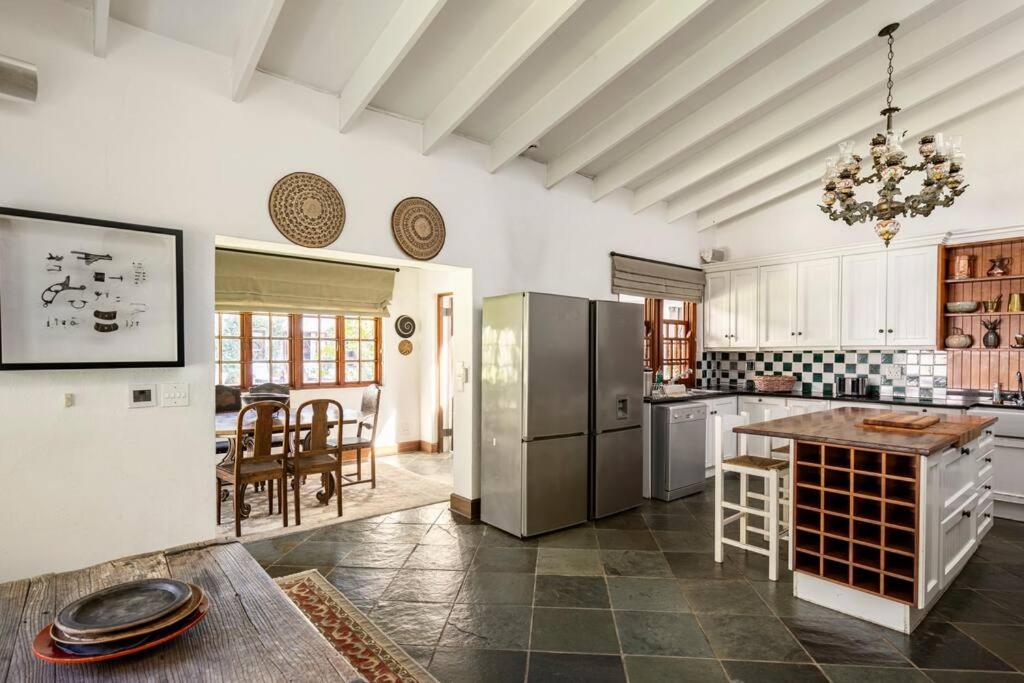 Picturesque Garden Villa, Illovo House