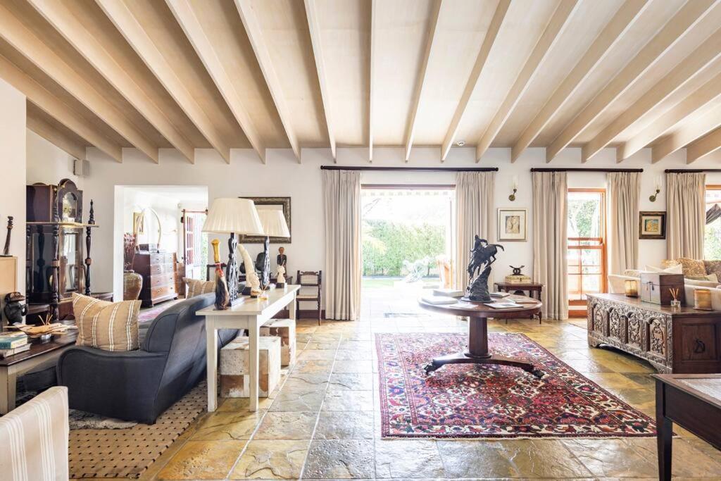 Picturesque Garden Villa, Illovo House