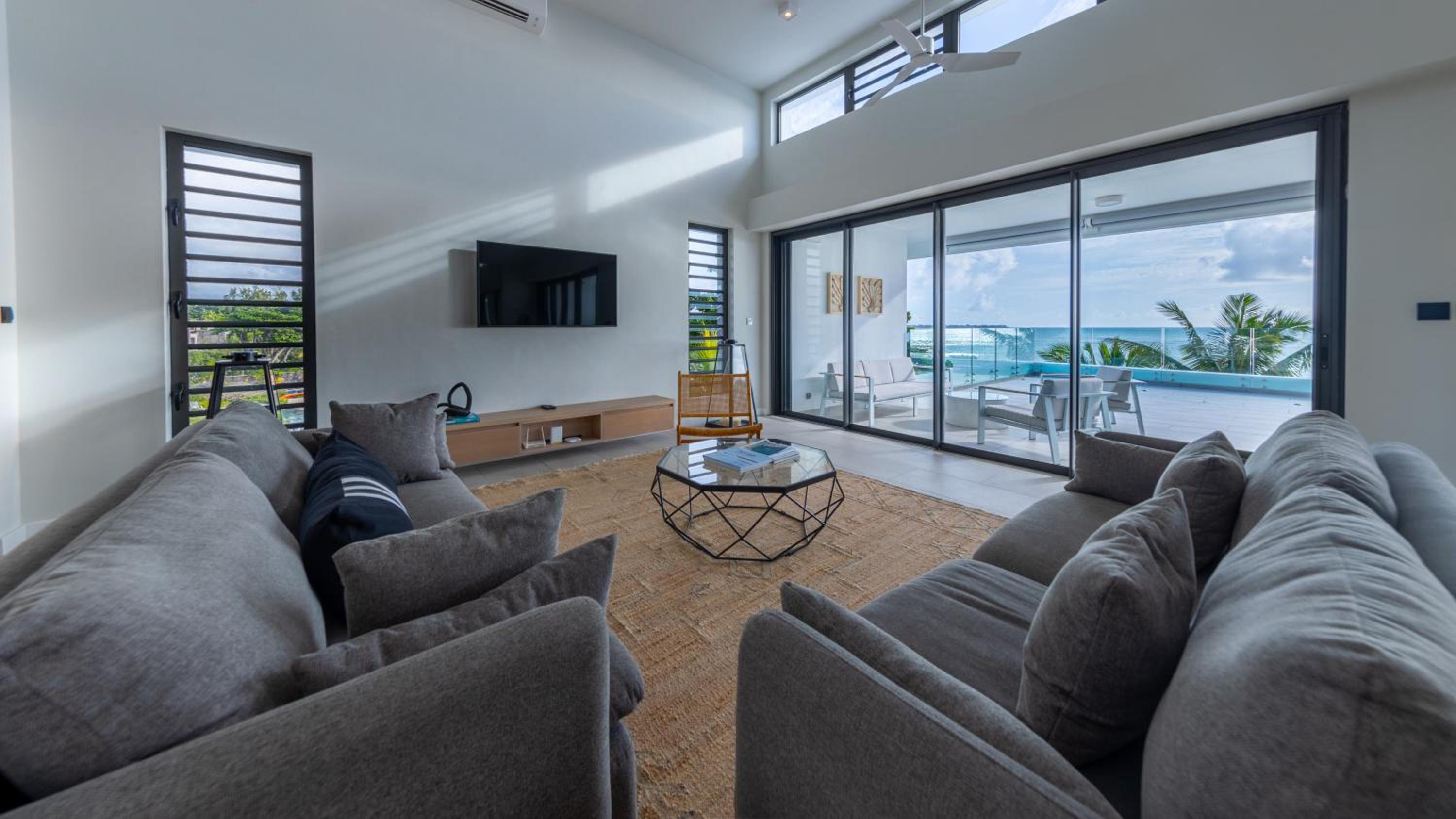 Beach front penthouse in Pereybere view 3