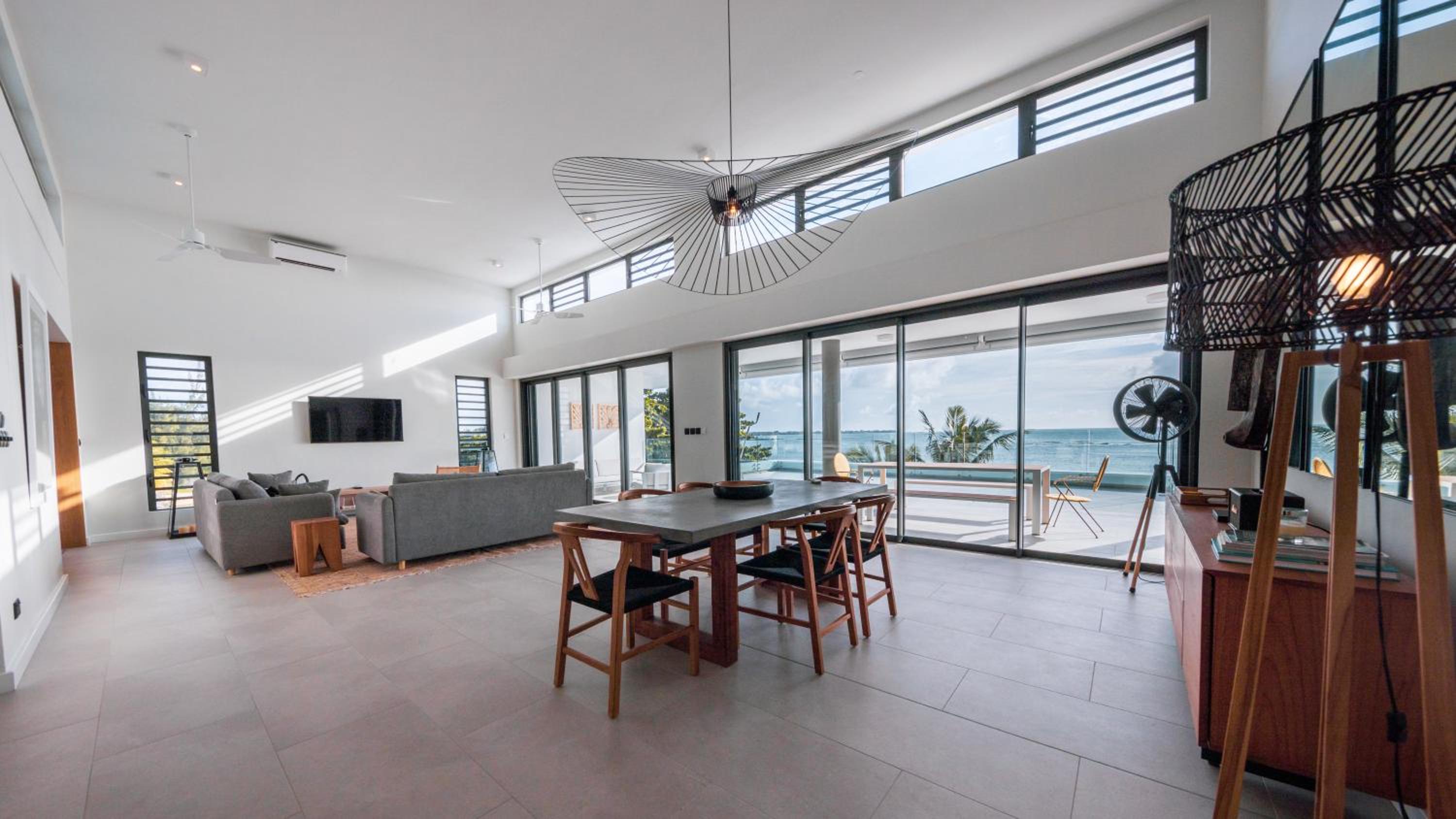 Beach front penthouse in Pereybere view 4