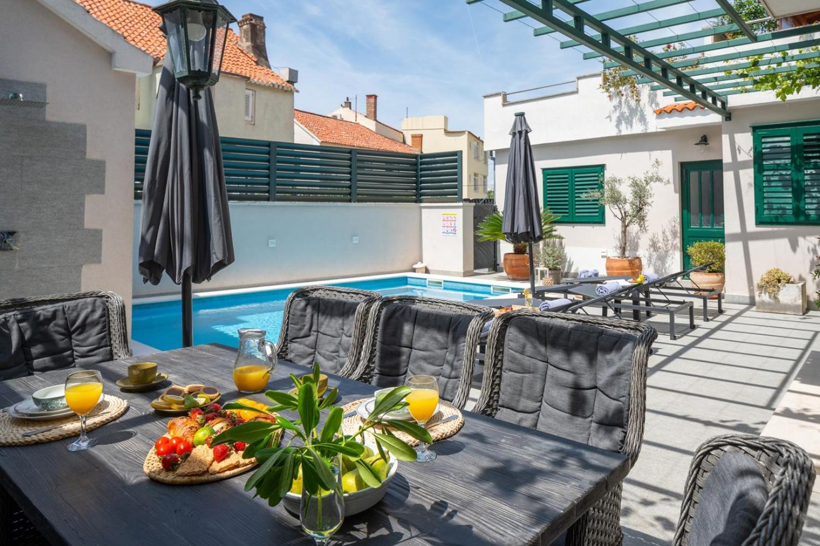Villa Filipetti in Makarska center, 4 en-suite bedrooms charming stone house, heated private pool, 600m from beach