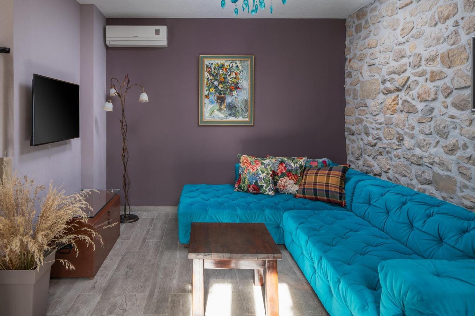 Villa Filipetti in Makarska center, 4 en-suite bedrooms charming stone house, heated private pool, 600m from beach