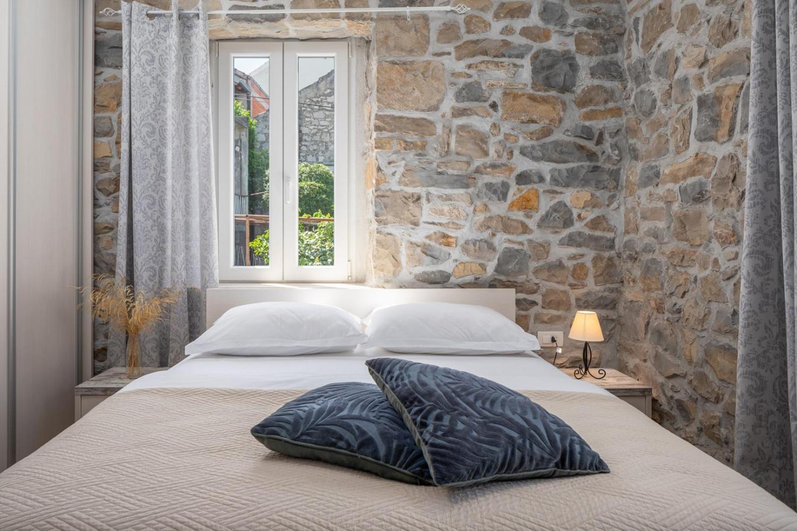 Villa Filipetti in Makarska center, 4 en-suite bedrooms charming stone house, heated private pool, 600m from beach