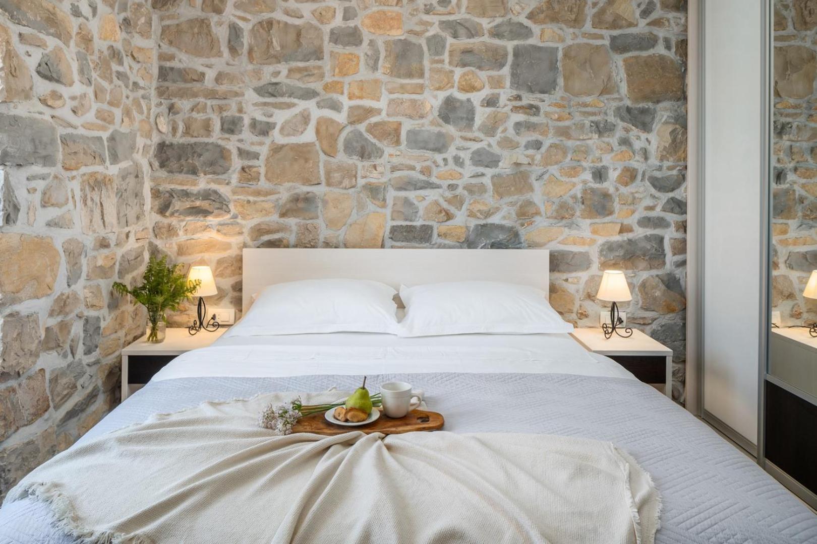 Villa Filipetti in Makarska center, 4 en-suite bedrooms charming stone house, heated private pool, 600m from beach