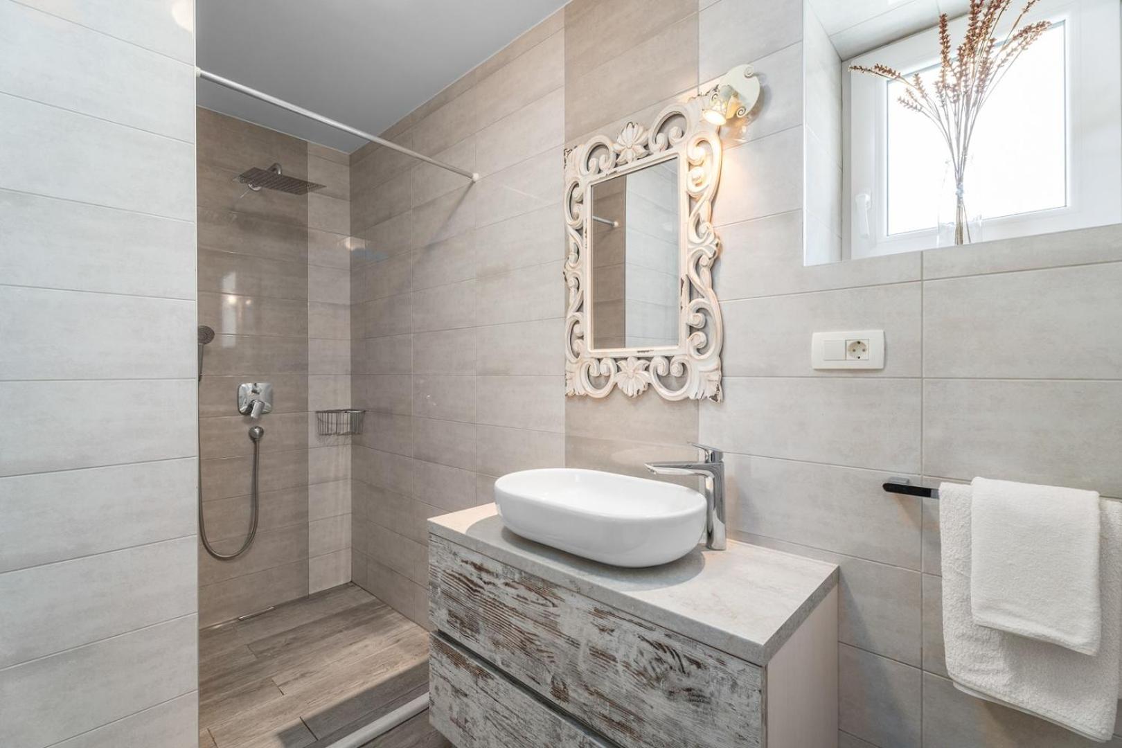 Villa Filipetti in Makarska center, 4 en-suite bedrooms charming stone house, heated private pool, 600m from beach