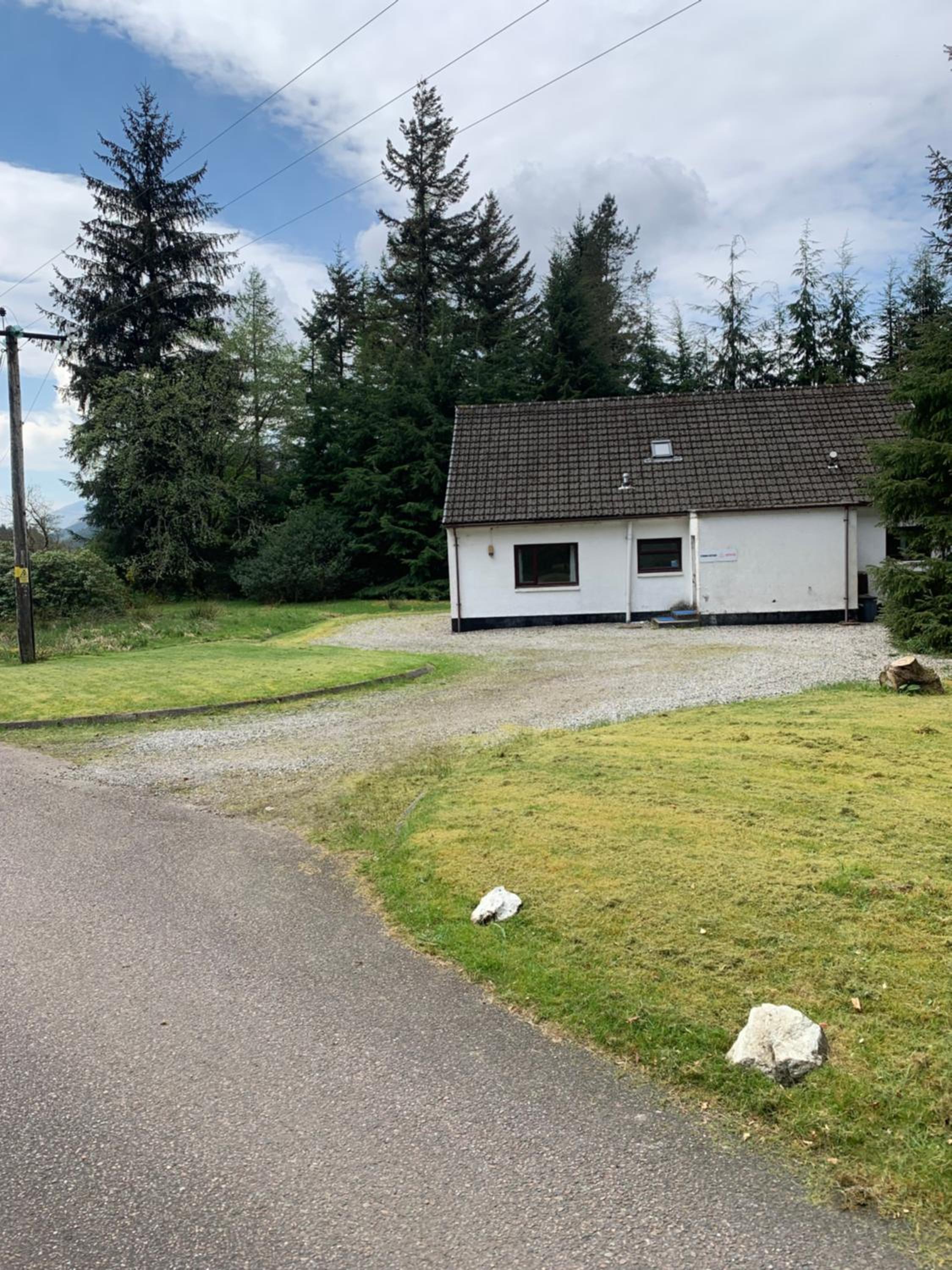 Captivating 5-Bed Cottage with private hot tub view 4