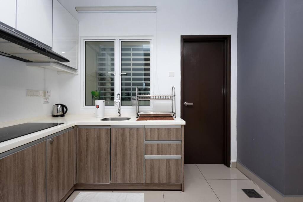 Dream - Summer @Majestic Condo view 3