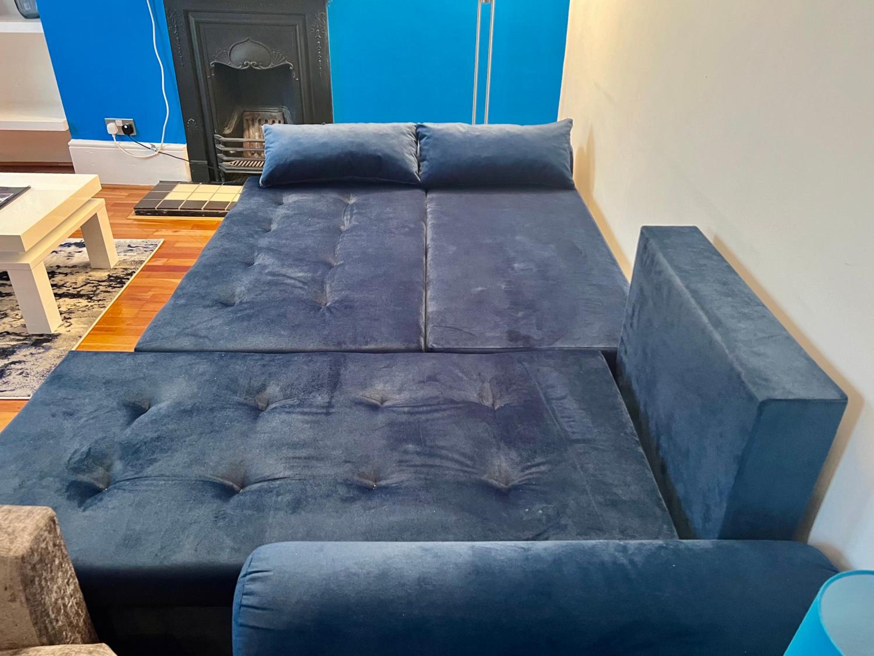 Balcony Blue Theme 1 Bedroom Central London Luxury Flat Near Hyde Park! Accommodates up to 6! Double Sofa Bed and Next to Station!