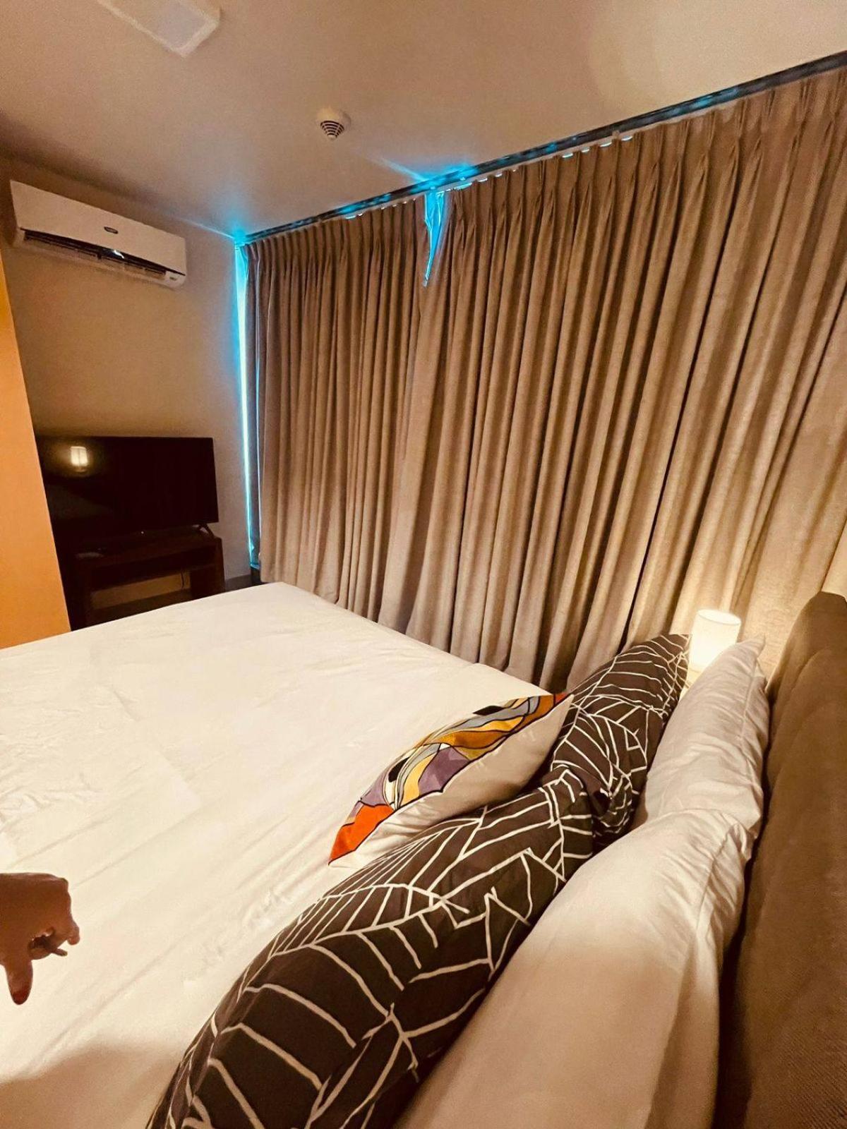 La Casa-Picasso themed 1 Bedroom with WiFi in BGC view 2
