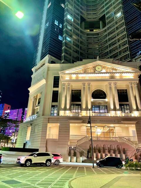 Elegant 1 BR Condo with Balcony in Uptown Parksuites II, BGC view 5