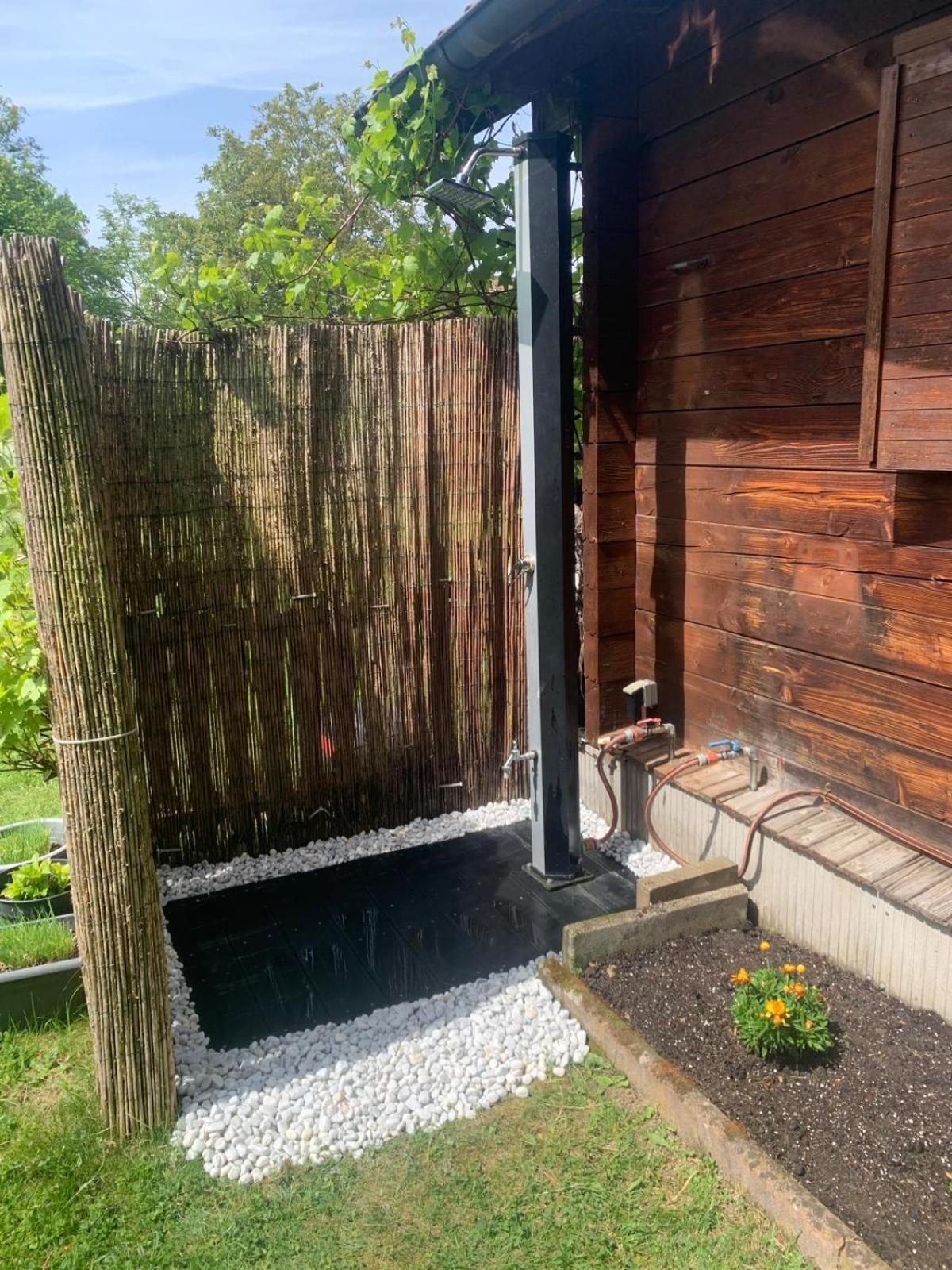Gemütliche Blockhütte mit großem Garten