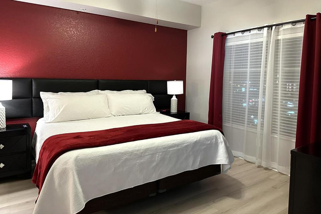 Spider-Man-themed condo near Disney, Sea World, Universal and OCCC with pool, spa, restaurants, shuttle, private balcony, and view of fireworks shows