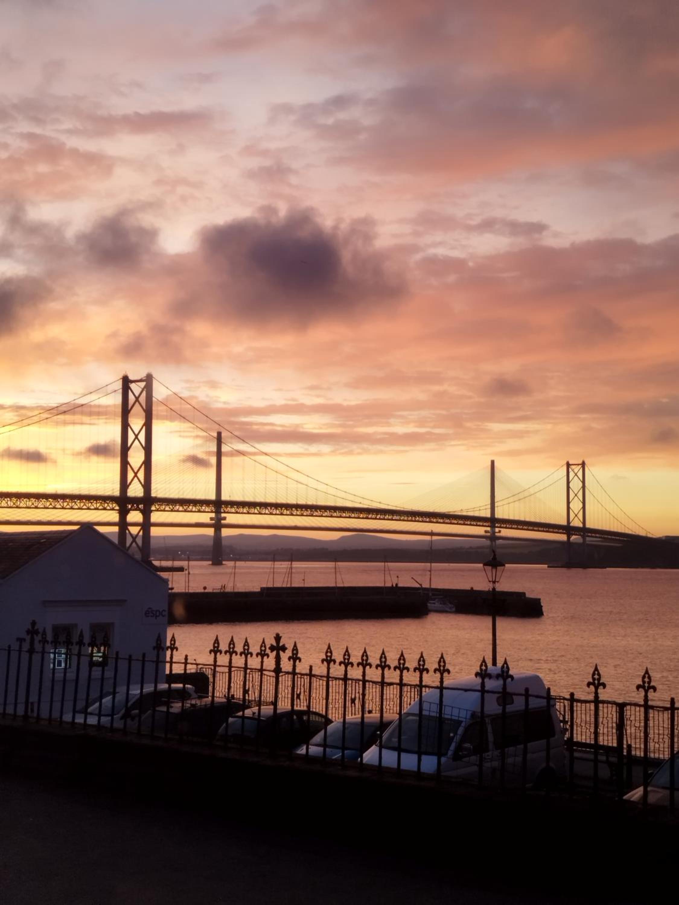 Edinburgh Coastal Cottage : 20 min train to City Centre : Spectacular Views of Forth Bridges view 5