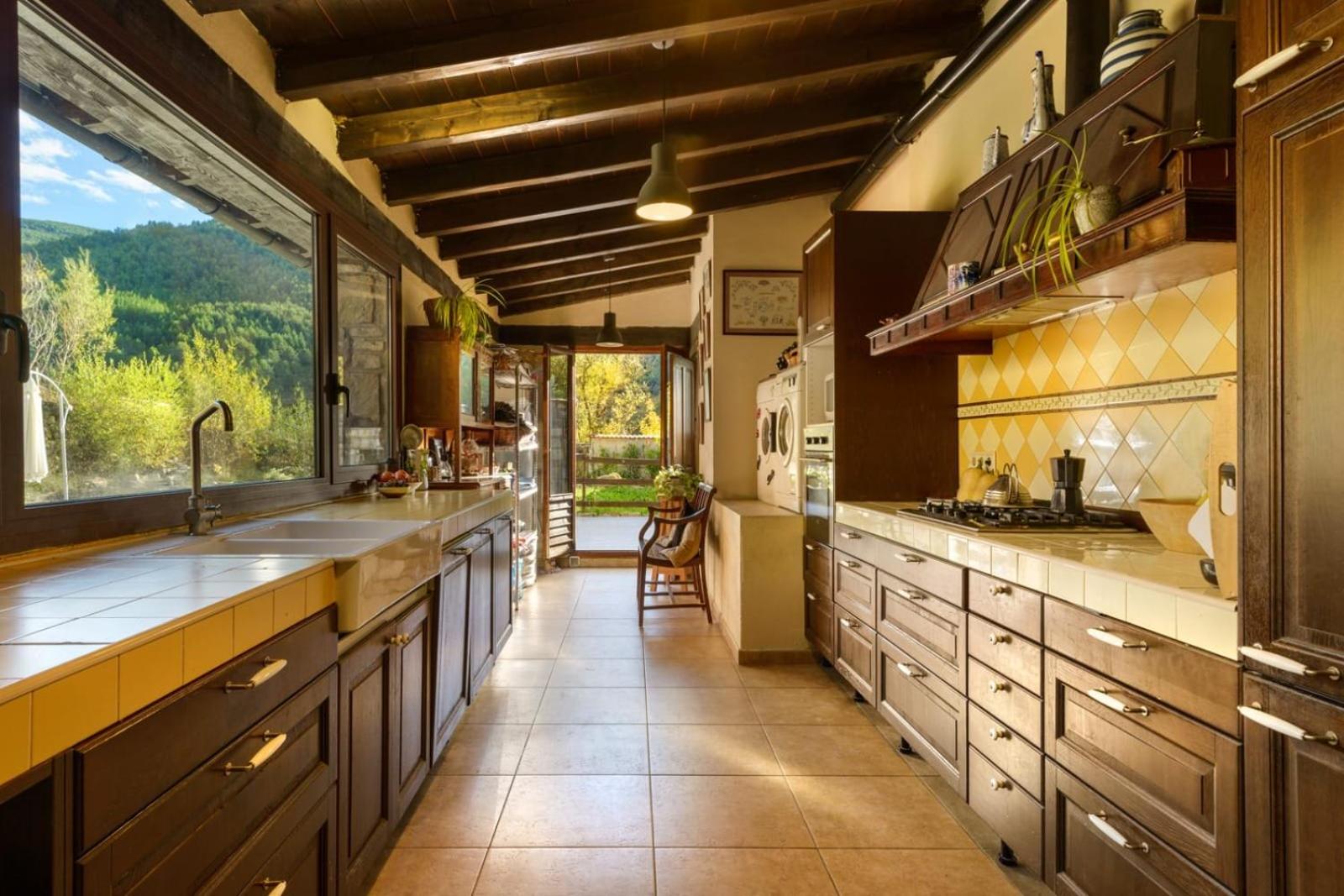 Beautiful 5-Bed Villa in Villanovilla view 4