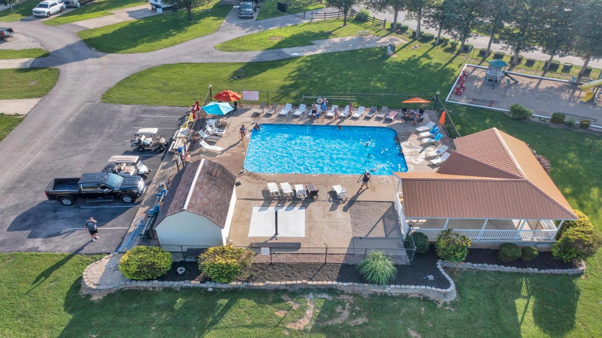 Bloomington Vacations - Charming Villa with Hot Tub in Lake Monroe - Property Image 4