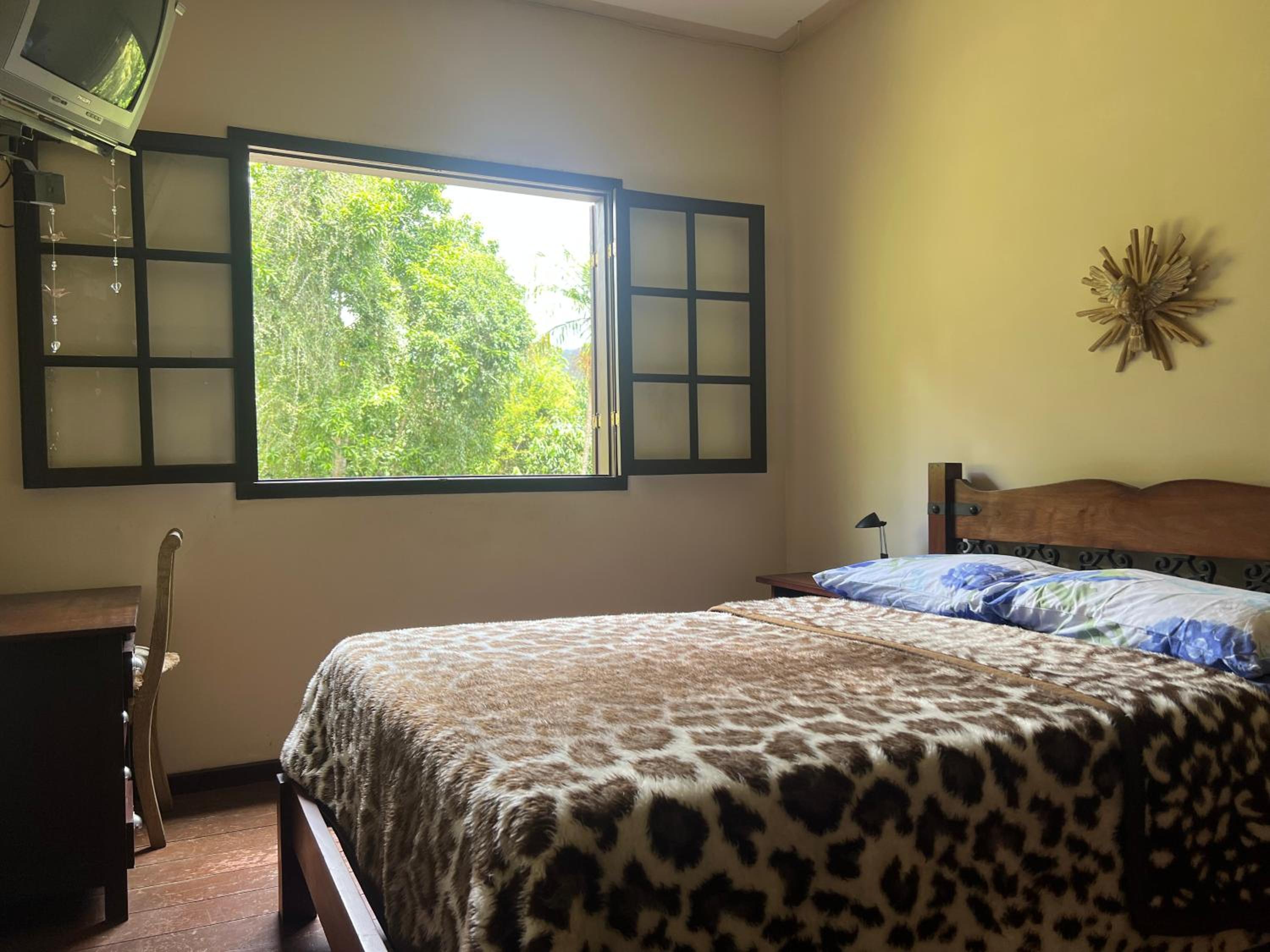 Refúgio Tranquilo na Natureza com Casa de Festas: Perfeito para Família e Amigos
