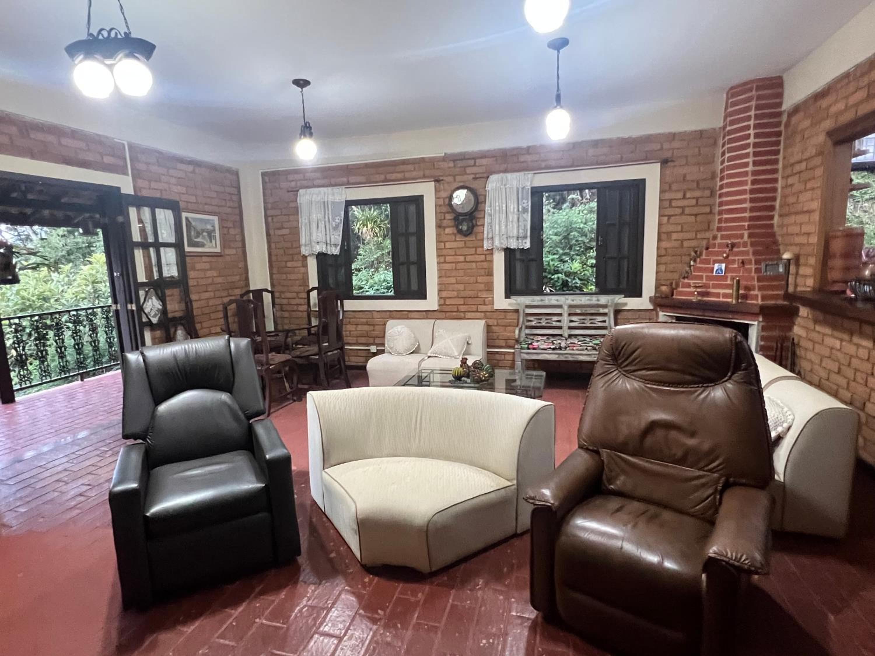 Refúgio Tranquilo na Natureza com Casa de Festas: Perfeito para Família e Amigos