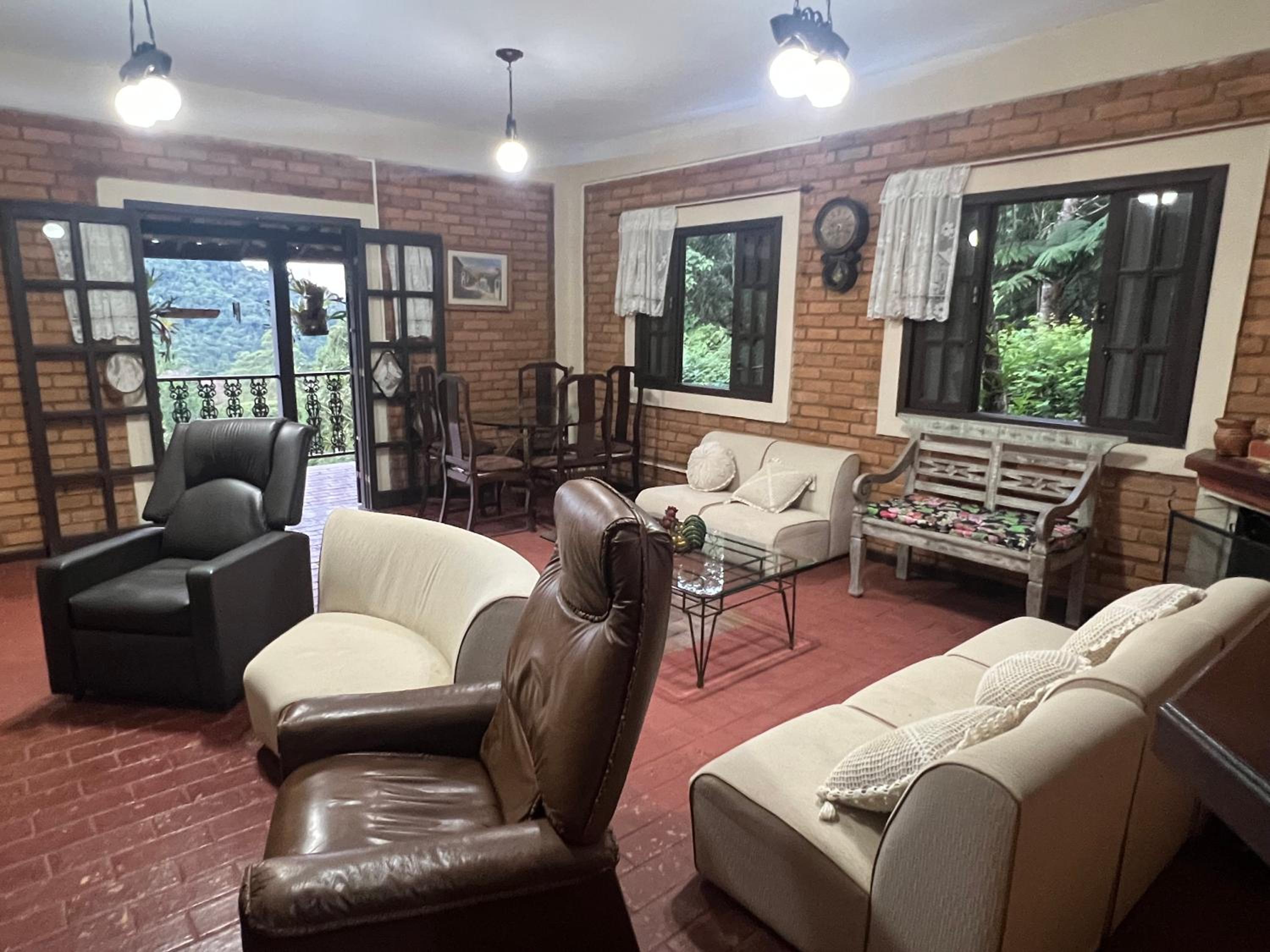 Refúgio Tranquilo na Natureza com Casa de Festas: Perfeito para Família e Amigos