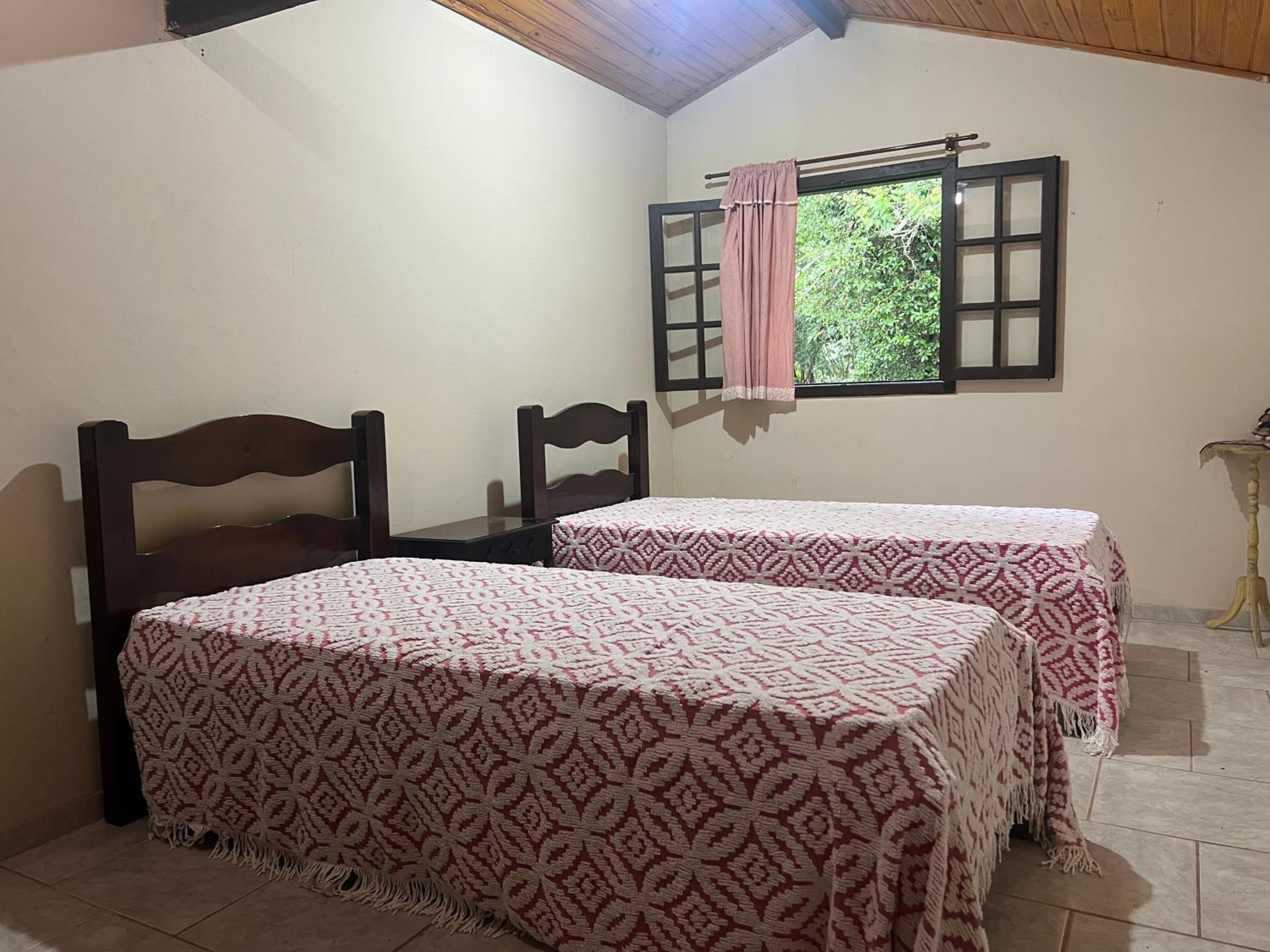 Refúgio Tranquilo na Natureza com Casa de Festas: Perfeito para Família e Amigos