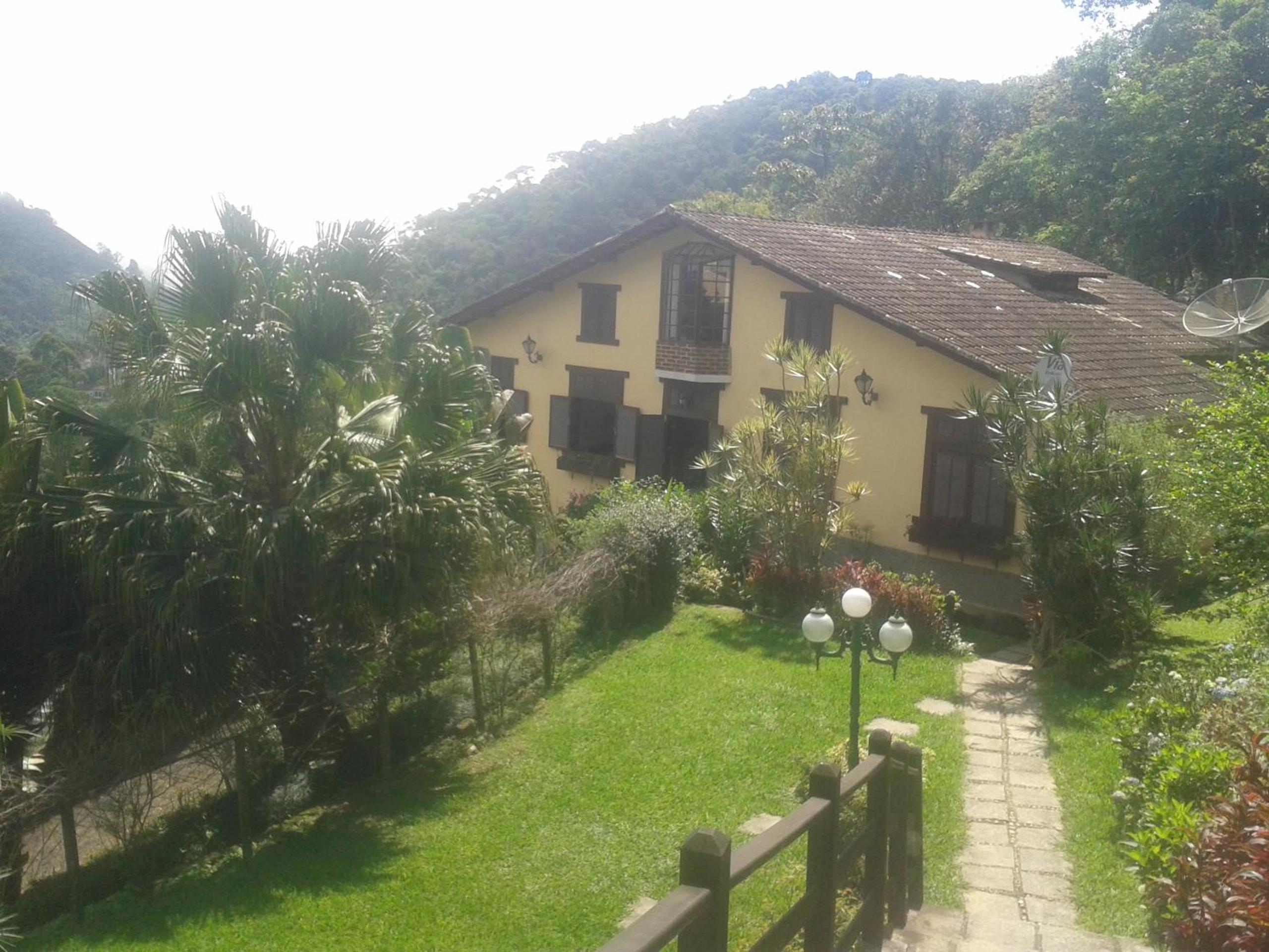Refúgio Tranquilo na Natureza com Casa de Festas: Perfeito para Família e Amigos