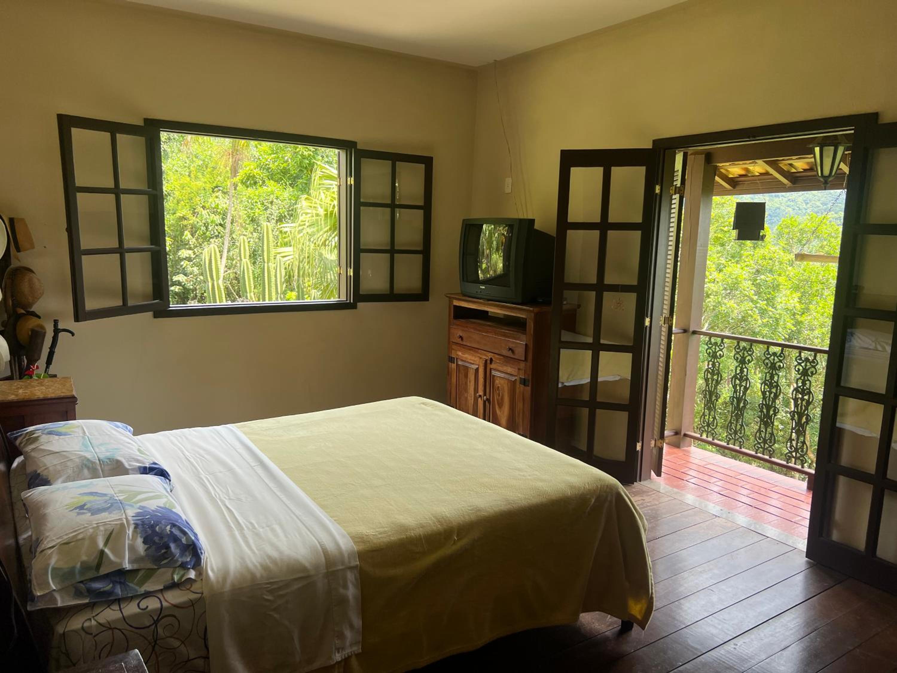 Refúgio Tranquilo na Natureza com Casa de Festas: Perfeito para Família e Amigos