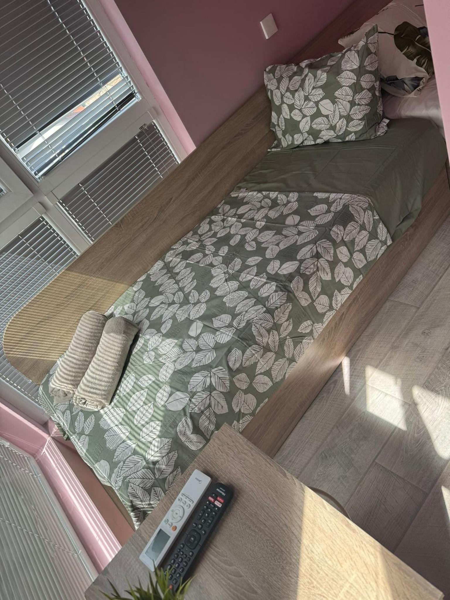 2-Bedroom with Private Parking fast WiFi 3-AirCon 3-SmartTVs WorkDesk Youtube Premium and Netflix