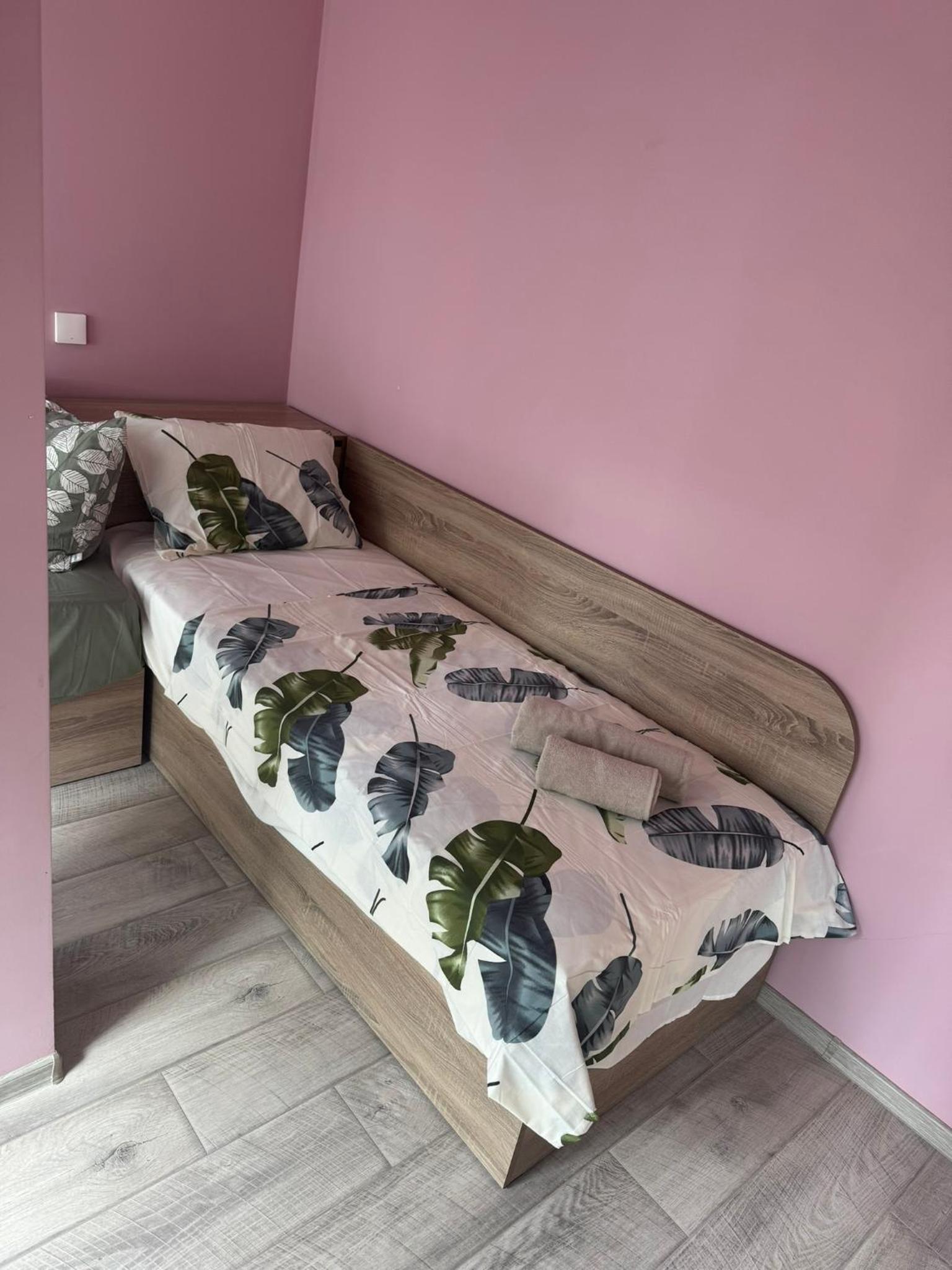 2-Bedroom with Private Parking fast WiFi 3-AirCon 3-SmartTVs WorkDesk Youtube Premium and Netflix