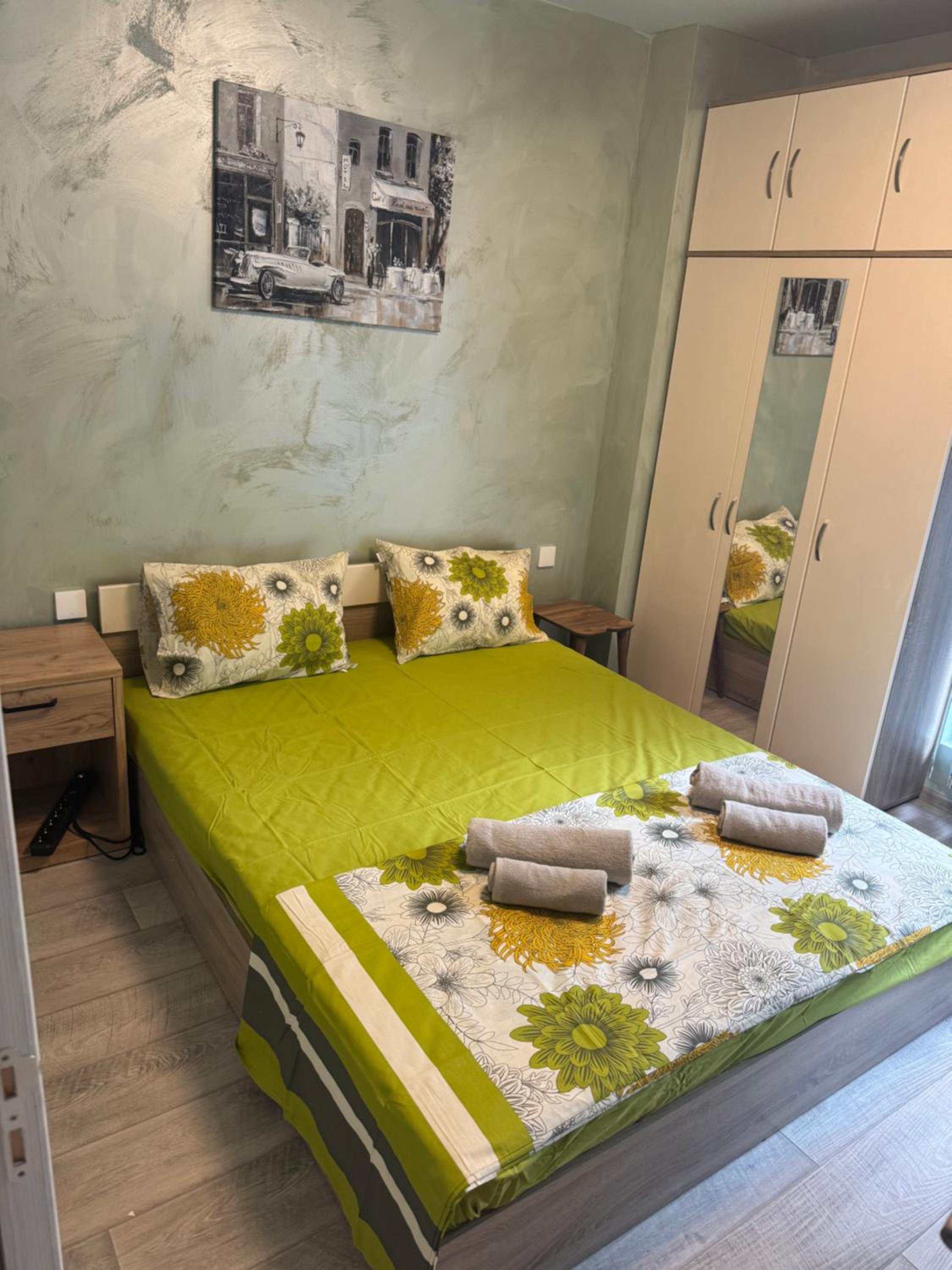 2-Bedroom with Private Parking fast WiFi 3-AirCon 3-SmartTVs WorkDesk Youtube Premium and Netflix