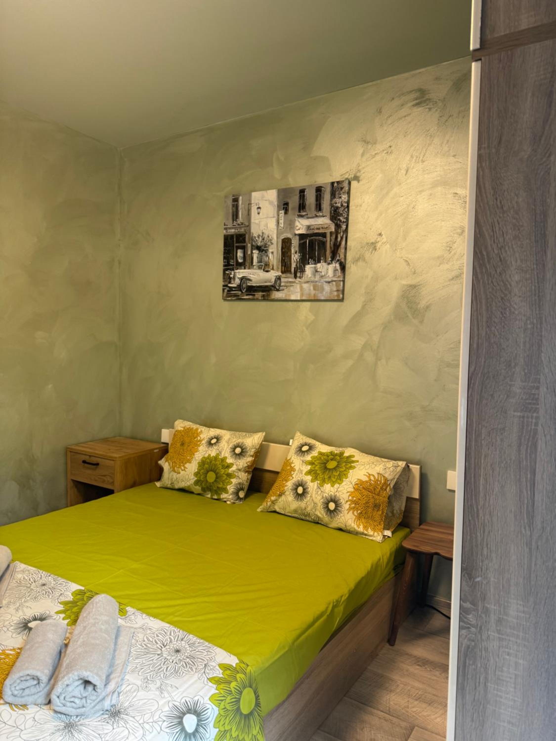 2-Bedroom with Private Parking fast WiFi 3-AirCon 3-SmartTVs WorkDesk Youtube Premium and Netflix