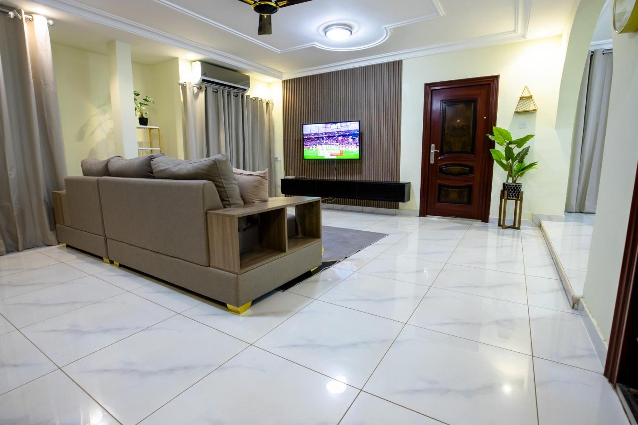 Serene en suite 6 Bedroom Home - Trasacco view 4