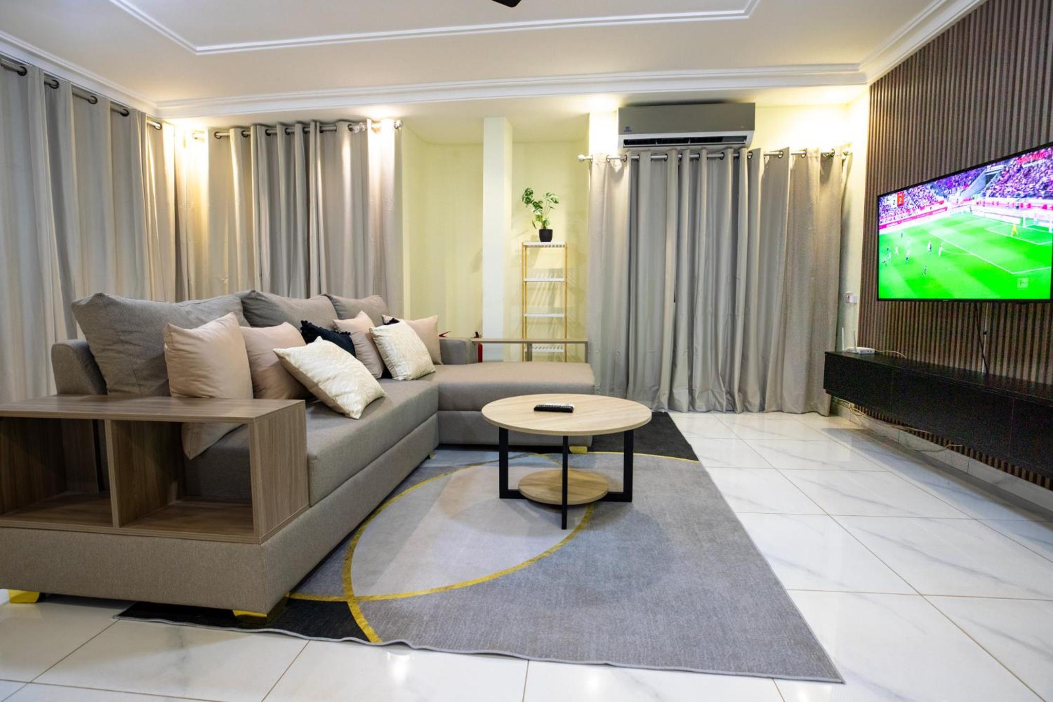 Serene en suite 6 Bedroom Home - Trasacco view 5