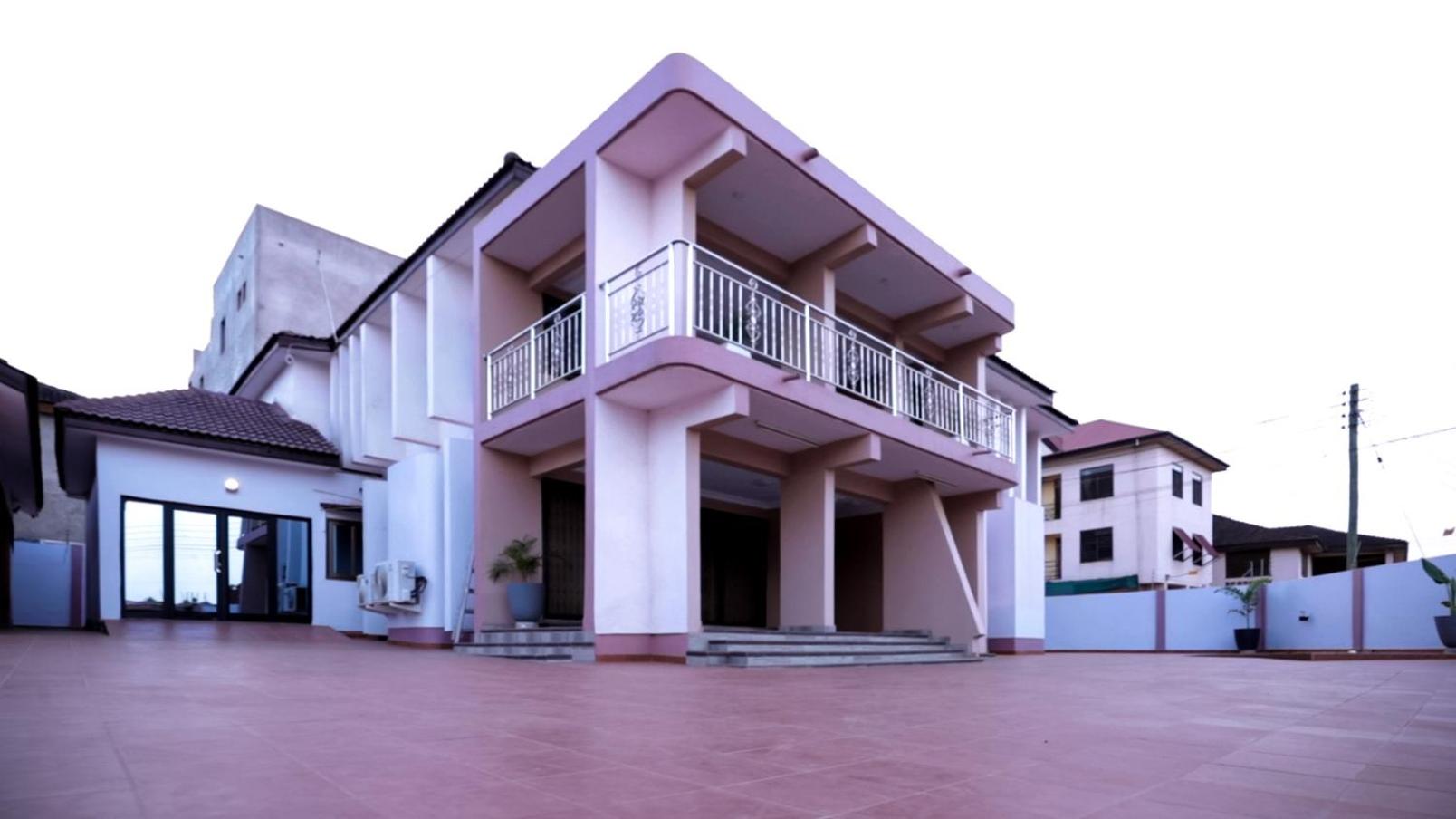 Serene en suite 6 Bedroom Home - Trasacco view 2