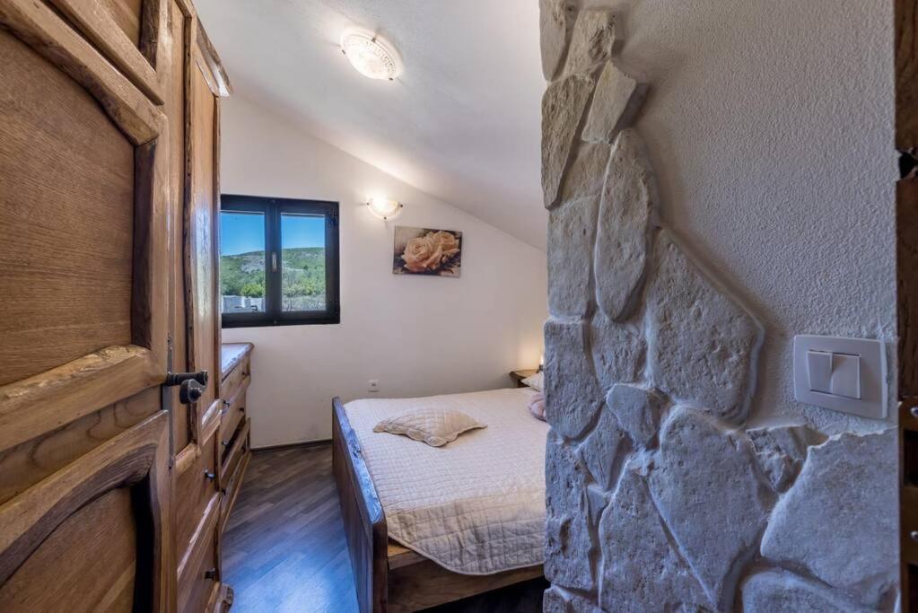 Secluded villa with a private pool near Split and Sibenik
