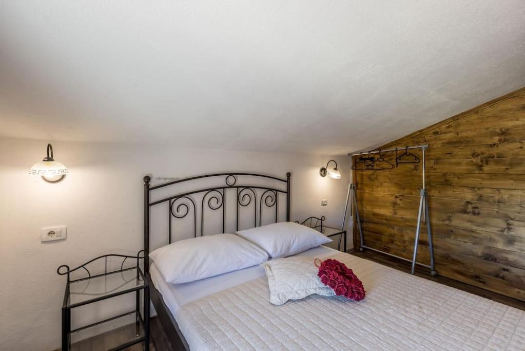 Secluded villa with a private pool near Split and Sibenik